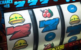 Màn hình game bắn cá 789brt với súng và cá đầy màu sắc